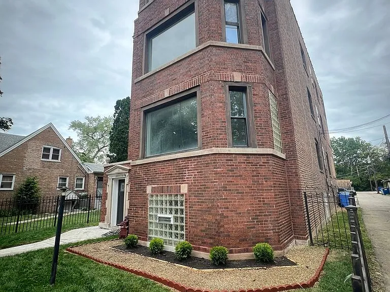 8445 S Ingleside Ave #1 — Photo 2