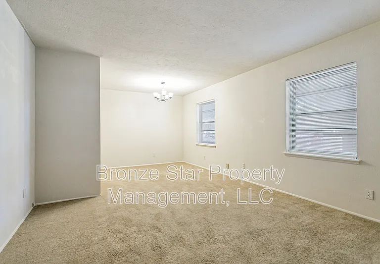 1429 Whitehall Dr — Photo 5