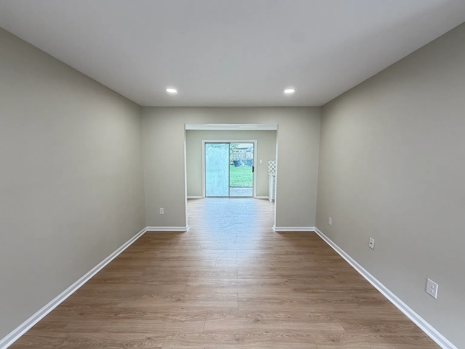 3 bed, 1.5 bath, 1041 sqft, $2,500 — Photo 4