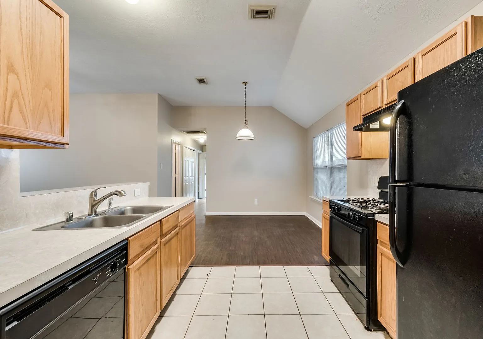 Beautiful single story 3 bed 2 bath! — Photo 4