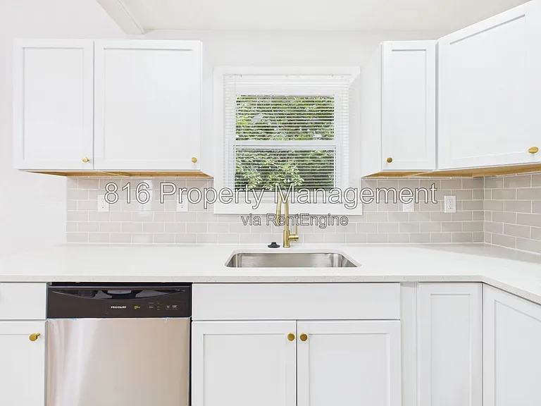 9524 Manning Ave — Photo 8