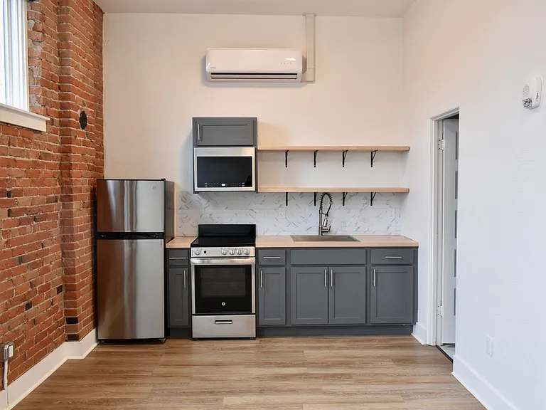 108 E Lewis St #6 — Photo 2