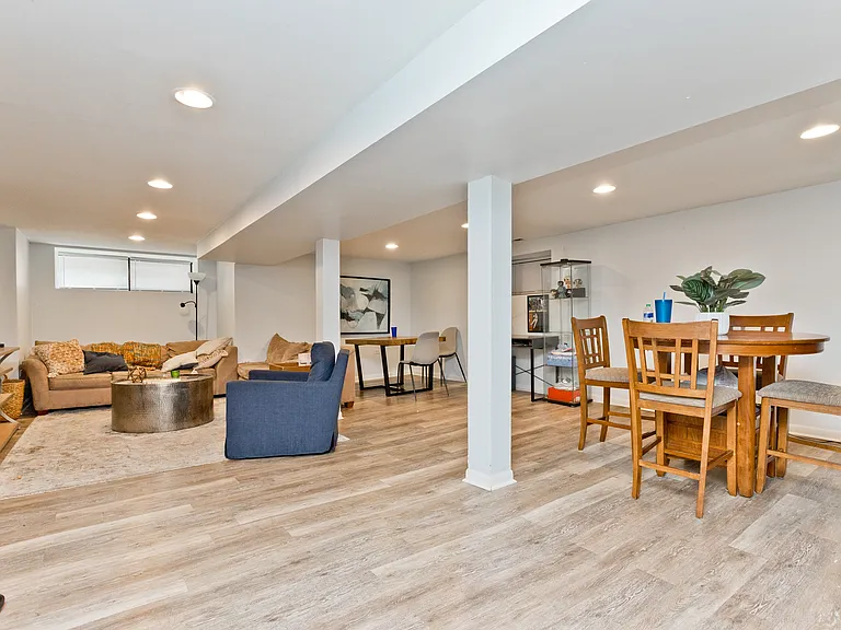 900 W Newport Ave #G — Photo 5