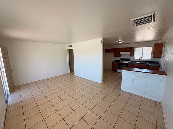 3rd image of 114 W Riley Dr