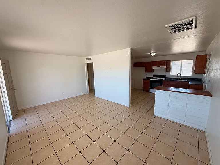 114 W Riley Dr — Photo 3