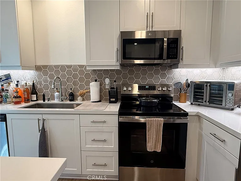 6123 Valentina Way — Photo 9