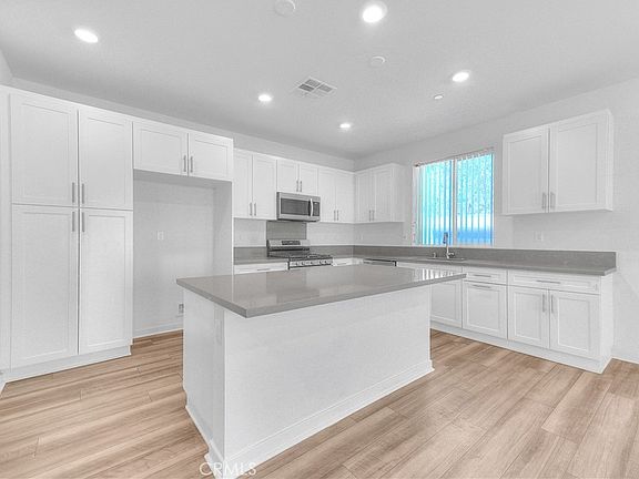 5th image of 3585 E Eames St