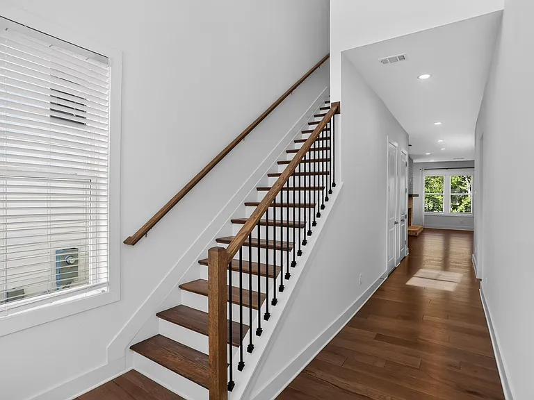 1241 Westshore Dr — Photo 3