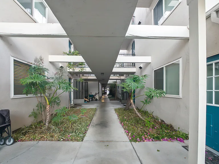 Curtner Villa Apartments — Photo 40