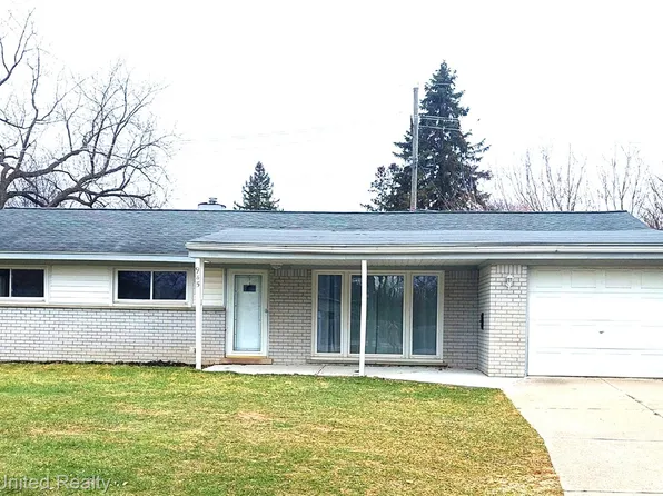 945 N Commerce Rd, Commerce Township, MI 48382