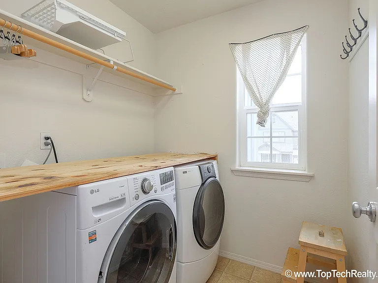 504 NE Caden Ave — Photo 17