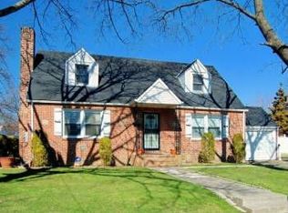 3 Rottkamp St, Valley Stream, NY 11580