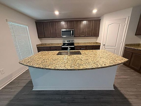 Eat in kitchen,lg pantry