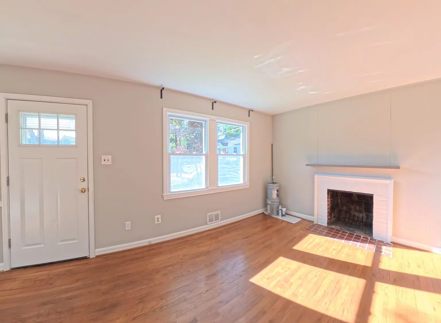 3 bed, 1300 sqft, $3,300 — Photo 3