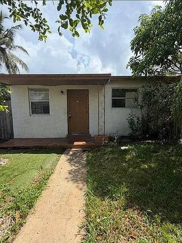 5 bed, 2.0 bath, 1572 sqft, $2,400 — Photo 2