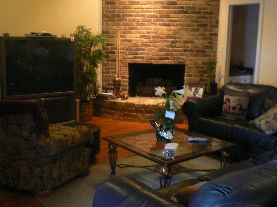 1st image of 402 Faircrest Dr