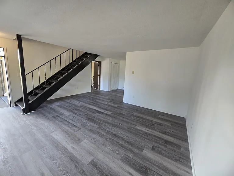 685 Manor Way — Photo 13