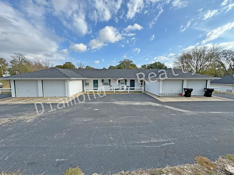 422 S Washington Ave — Photo 1