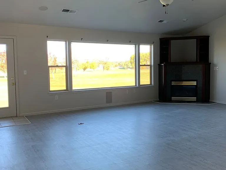925 Hanks St — Photo 4