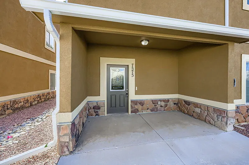 3 bed, 2.5 bath, 2011 sqft, $2,100 — Photo 2