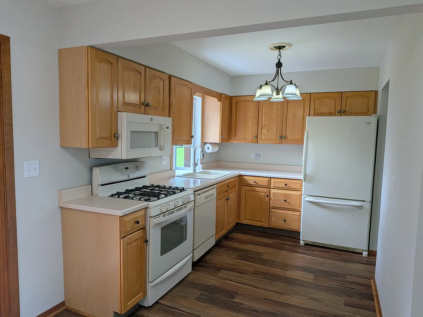 3 bed, 1616 sqft, $3,000 — Photo 3