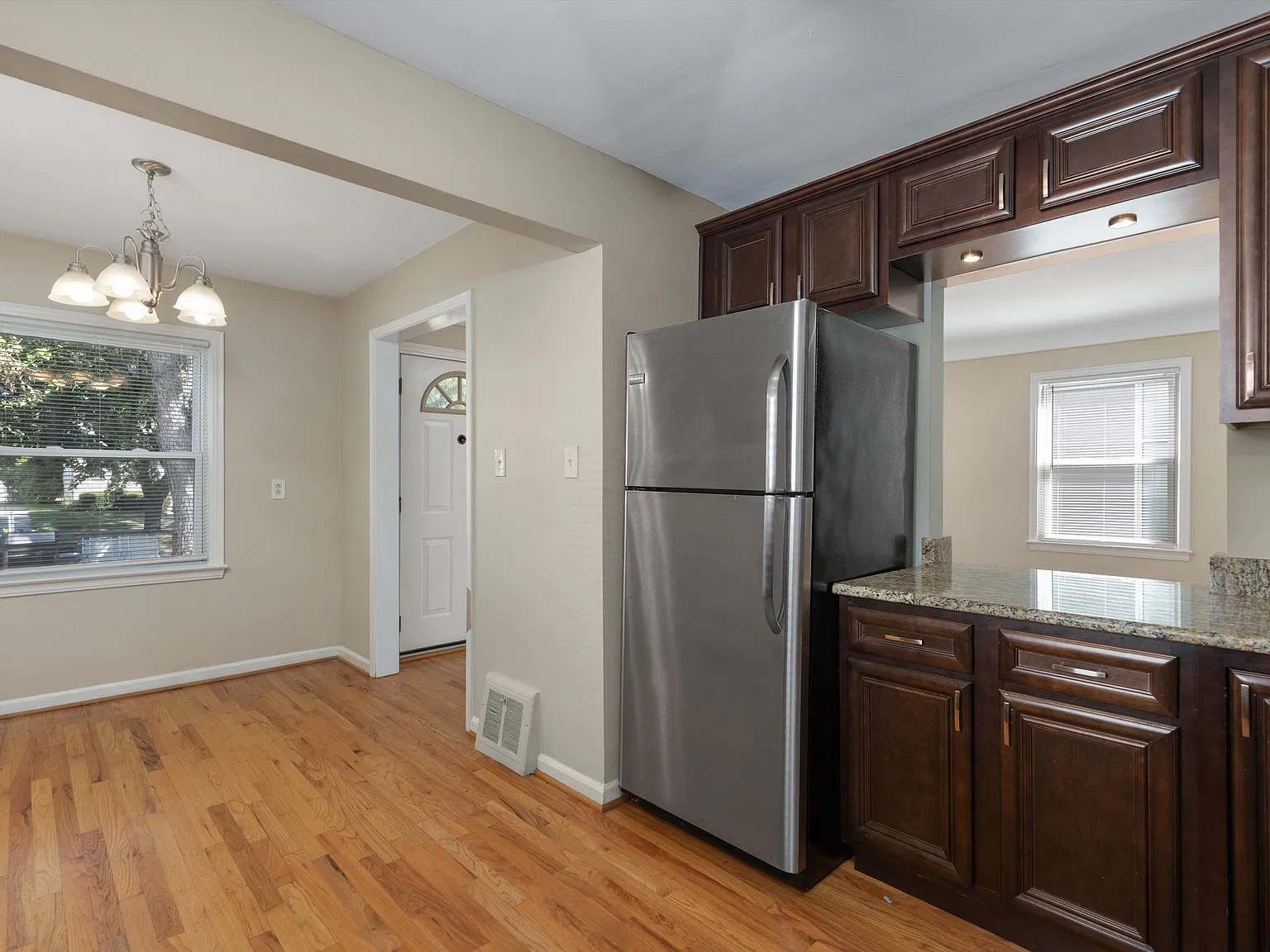 3 bed, 1065 sqft, $2,445 — Photo 4