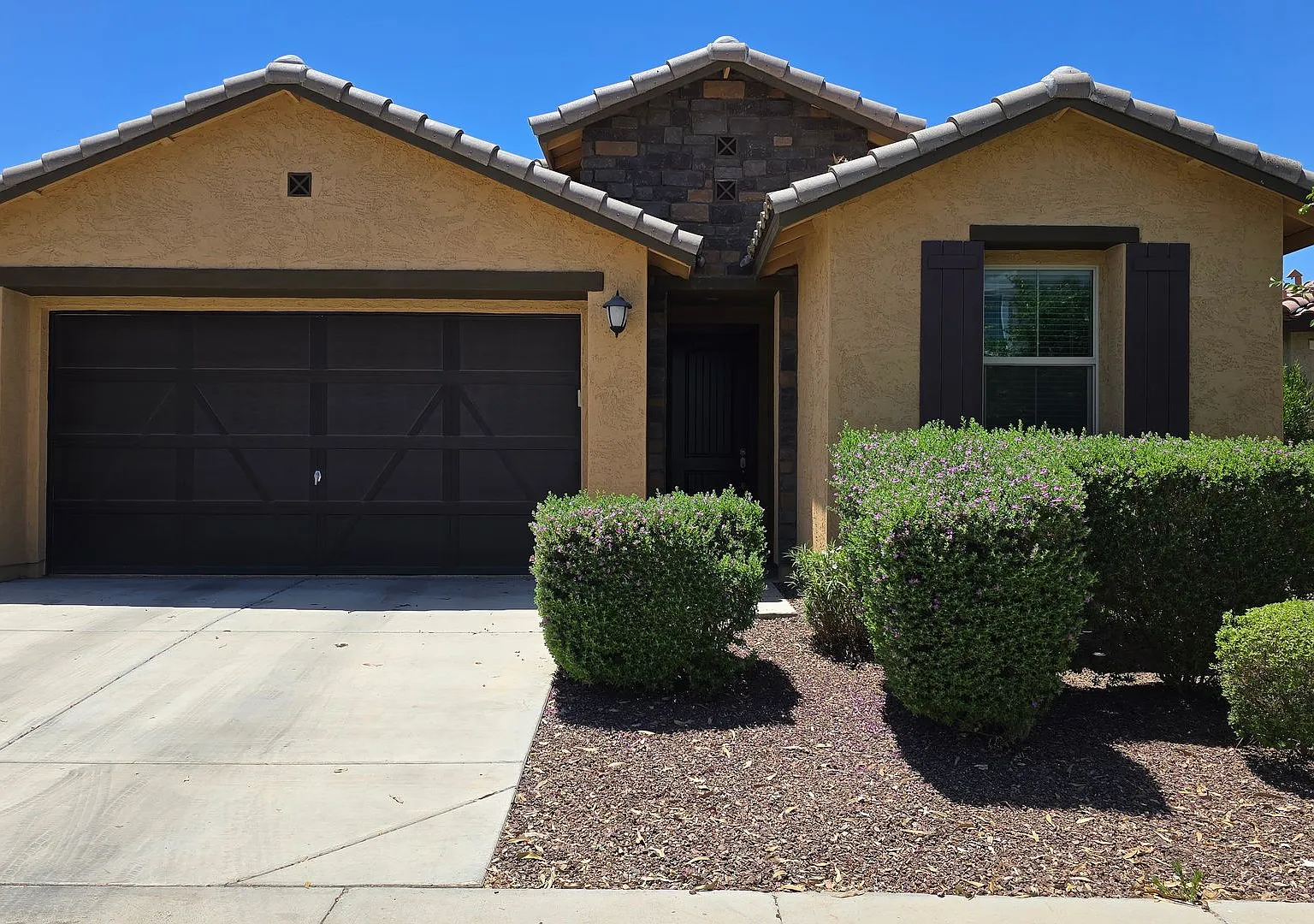 Like new home in Verrado! — Photo 1