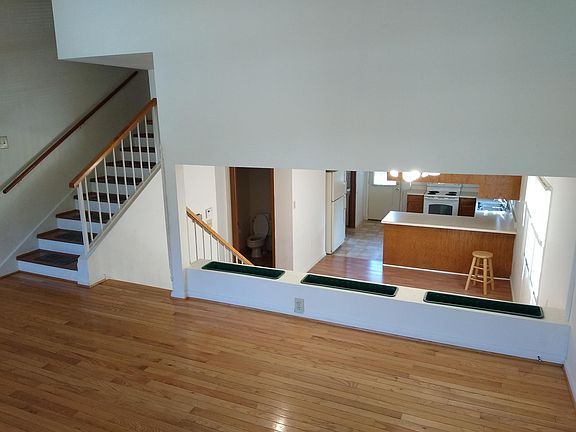 4th image of 848 Dewey Ave