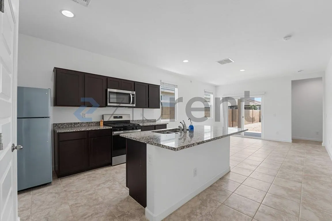 3 bed, 1317 sqft, $2,400 — Photo 2
