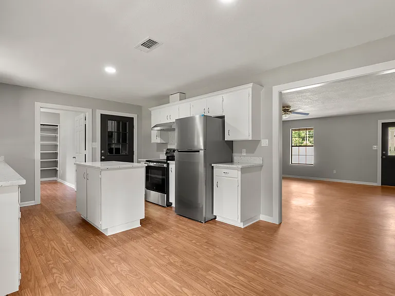 300 Oak Ln — Photo 10