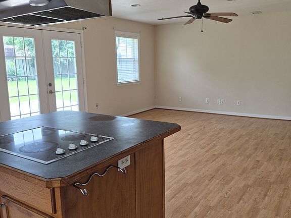 3rd image of 521 Irene St