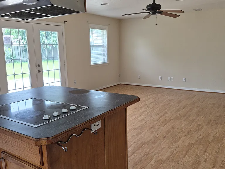521 Irene St — Photo 3