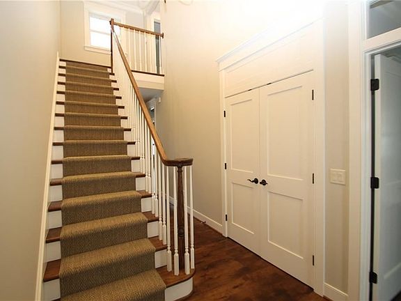 5th image of 14 Cross Meadow Ln