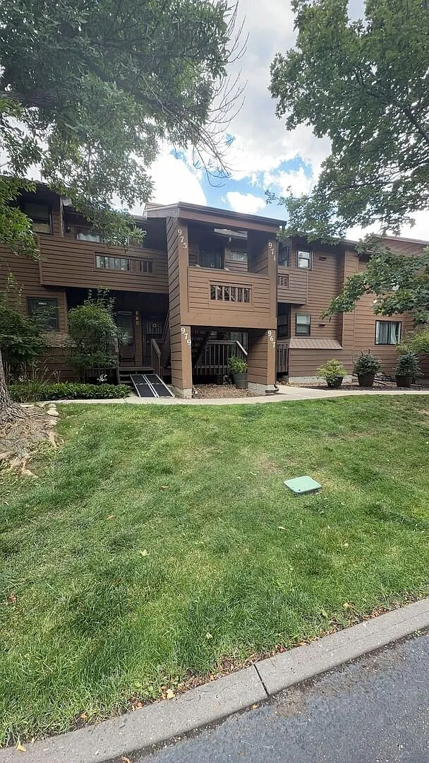 Charming 2 Bd Condo With 2-Car Garage & Fireplace! — Photo 2