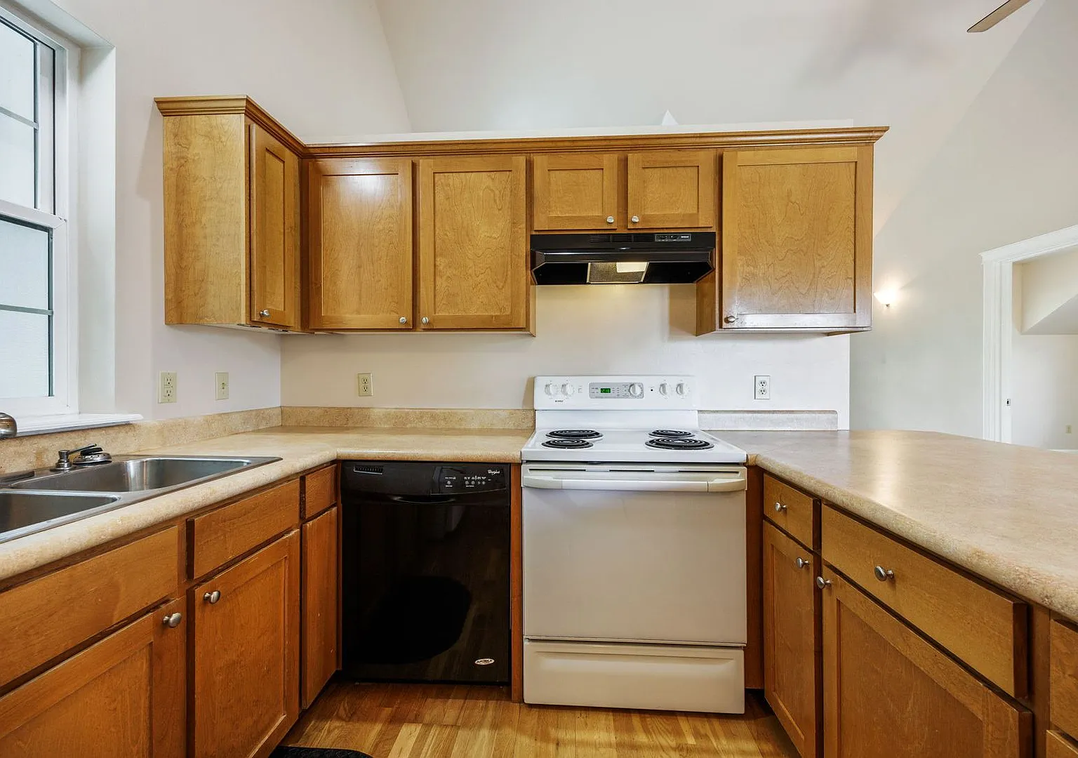 Peaceful 2-bedroom 1-bath Cottage with Deck, Privacy, and Scenic Views! $200 Utility fee pays for... — Photo 3