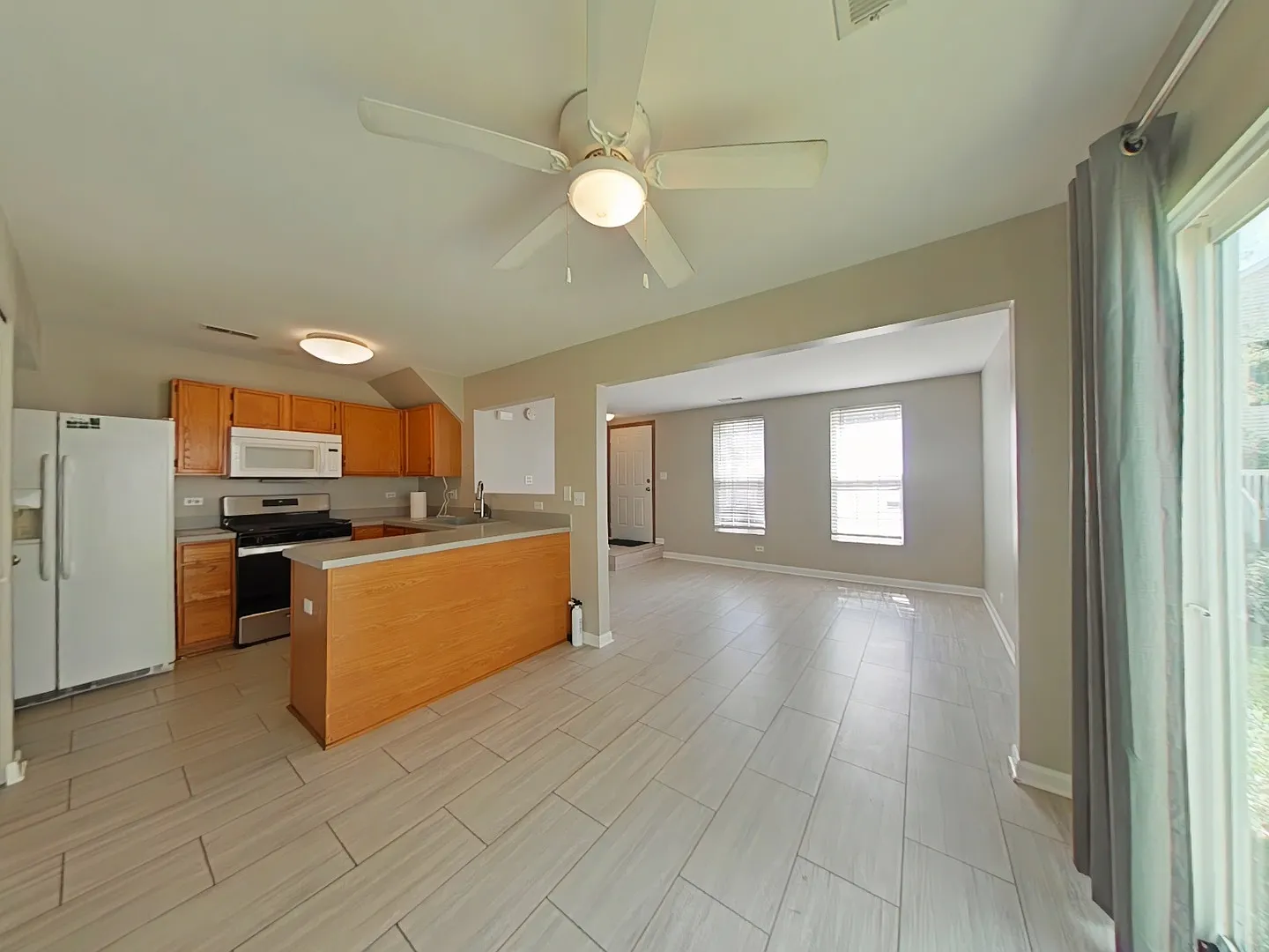 2 bed, 1.5 bath, 912 sqft, $2,200 — Photo 3