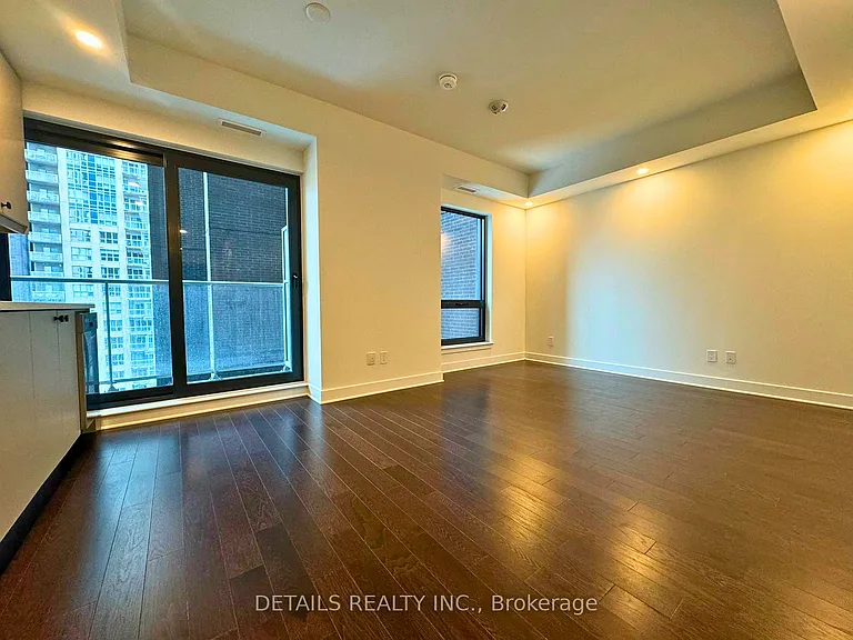 180 George St #911 — Photo 10