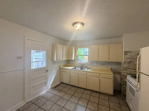 518 Bellevue Pl — Photo 5