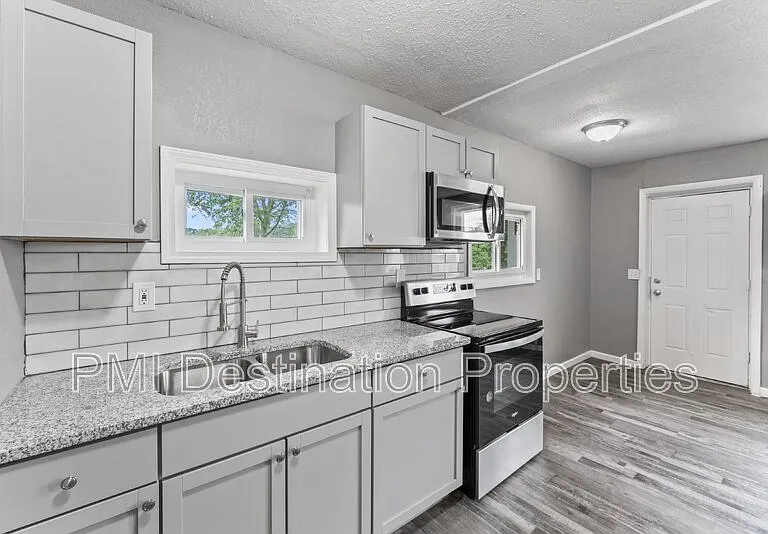 915 E Hayward Ave — Photo 8