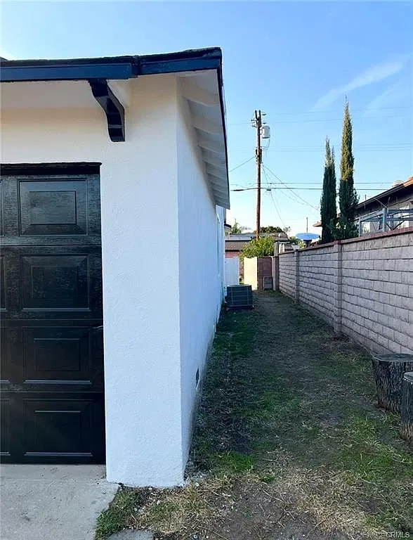 3 bed, 2.0 bath, 1219 sqft, $4,000 — Photo 3