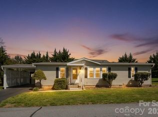 222 Cranbrook Cir, Hendersonville, NC 28792