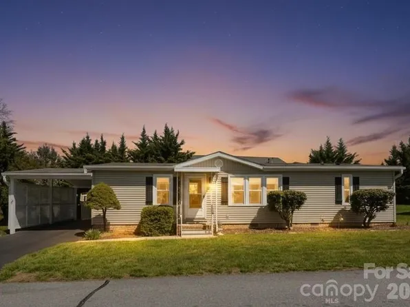 222 Cranbrook Cir, Hendersonville, NC 28792