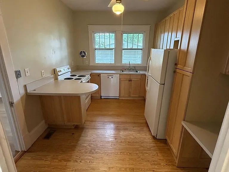 230 Grand Ave — Photo 14