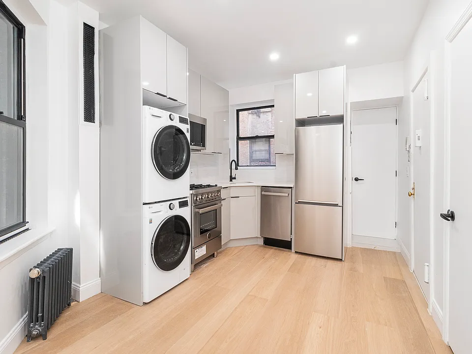 172 W 109th St #2E