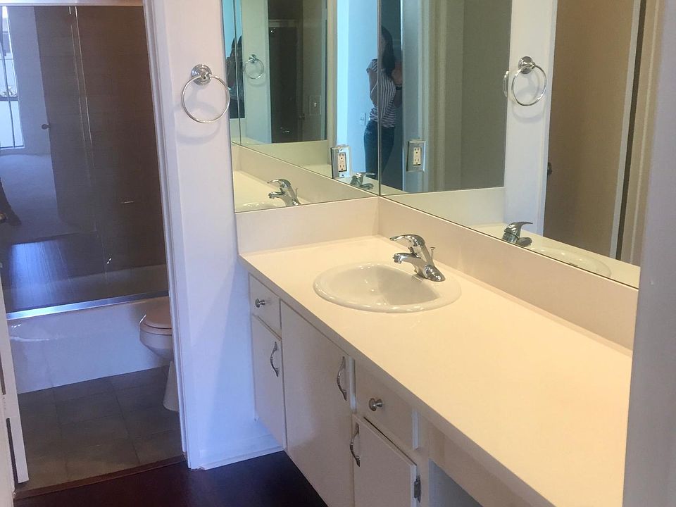 1st image of 922 S Barrington Ave APT 105