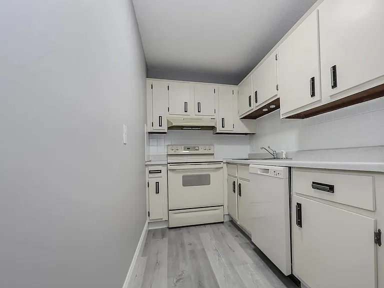 1 Pembroke Dr #19 — Photo 6