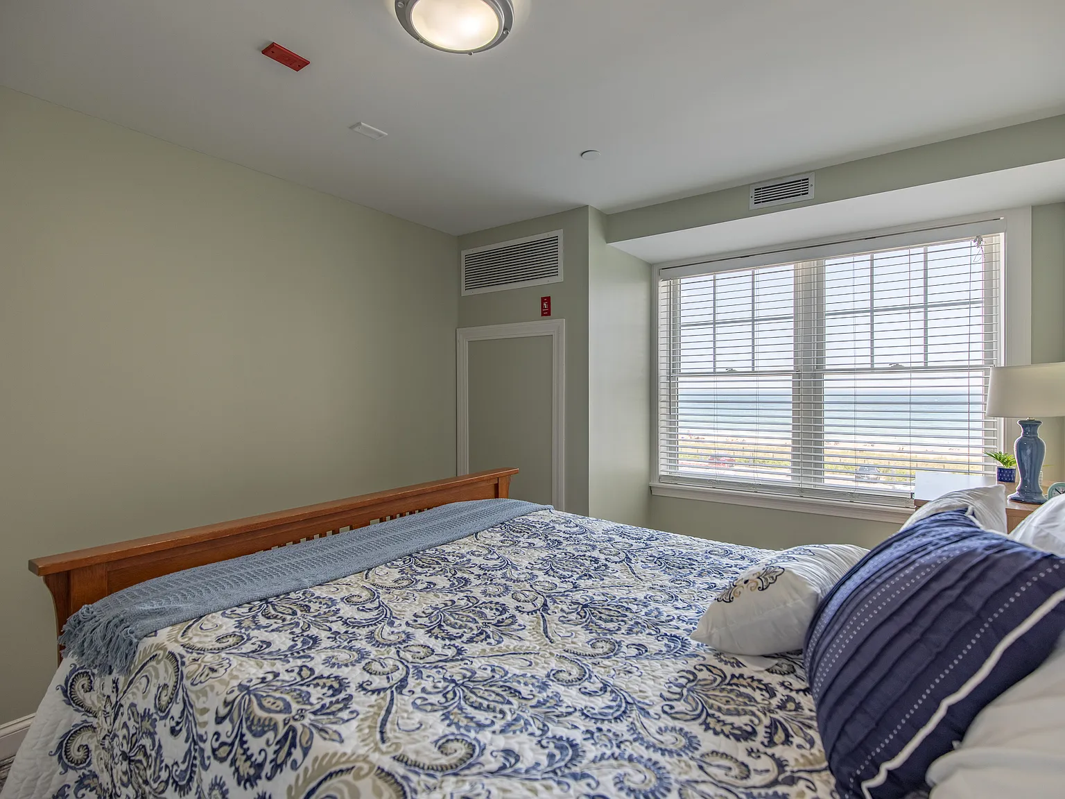 4 bed, 2033 sqft, $4,000 — Photo 4