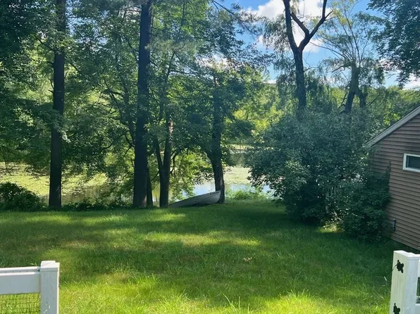 25 N Buffumville Shore Rd, Charlton, MA 01507