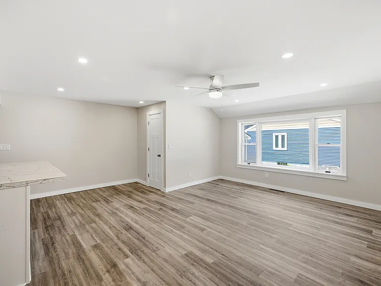 210 S Berrien St — Photo 9