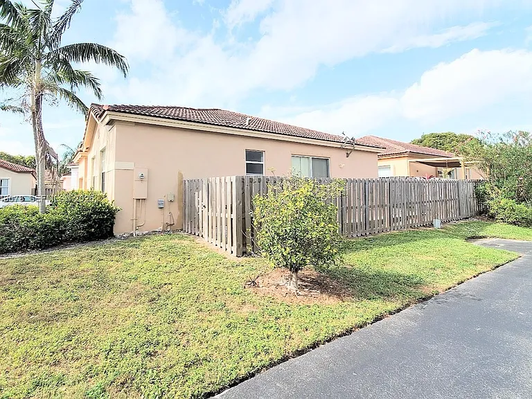 21460 SW 90th Ct — Photo 2